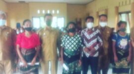Penyerahan bantuan bahan tenun ikat secara simbolik kepada 114 Warga di Aula serba guna Kantor Camat Hawu Mehara (Foto: Dule Dubu/Savanaparadise.com)