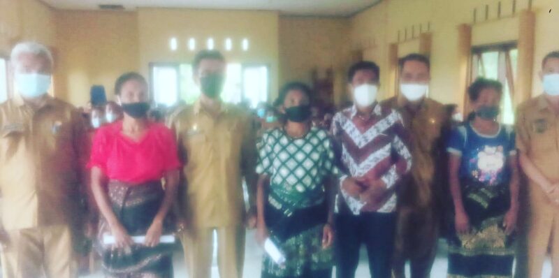 Penyerahan bantuan bahan tenun ikat secara simbolik kepada 114 Warga di Aula serba guna Kantor Camat Hawu Mehara (Foto: Dule Dubu/Savanaparadise.com)