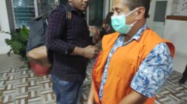 Kadis kesehatan TTU, Thomas Laka, Usai ditetapkan sebagai tersangka dalam kasus dugaan tindak pidana korupsi pembangunan gedung puskesmas Inbate, Kecamatan Bikomi Nilulat, TTU (Foto : Yuven Abi/ Savana paradise.com)