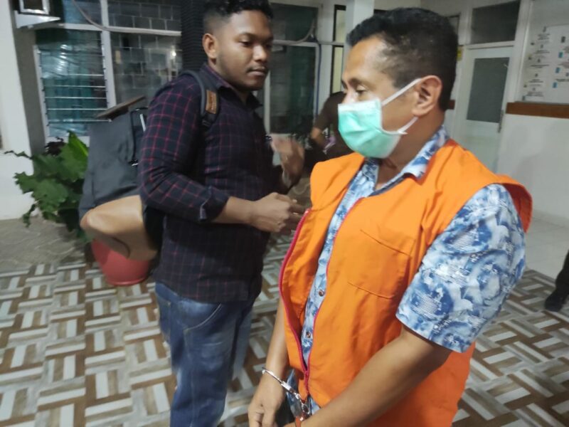 Kadis kesehatan TTU, Thomas Laka, Usai ditetapkan sebagai tersangka dalam kasus dugaan tindak pidana korupsi pembangunan gedung puskesmas Inbate, Kecamatan Bikomi Nilulat, TTU (Foto : Yuven Abi/ Savana paradise.com)