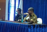 Wakil Bupati, Erikos Emanuel Rede (Kiri) didampingi Sekretaris Daerah Kabupaten Ende, Agustinus G. Ngasu (Kiri) sedang memimpin rapat bersama pimpinan OPD dan para Camat selingkup Kabupaten Ende (Foto: Chen Rasi/Savanaparadise.com)