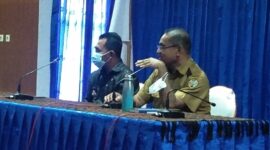 Wakil Bupati, Erikos Emanuel Rede (Kiri) didampingi Sekretaris Daerah Kabupaten Ende, Agustinus G. Ngasu (Kiri) sedang memimpin rapat bersama pimpinan OPD dan para Camat selingkup Kabupaten Ende (Foto: Chen Rasi/Savanaparadise.com)