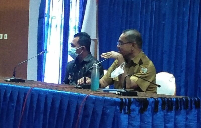 Wakil Bupati, Erikos Emanuel Rede (Kiri) didampingi Sekretaris Daerah Kabupaten Ende, Agustinus G. Ngasu (Kiri) sedang memimpin rapat bersama pimpinan OPD dan para Camat selingkup Kabupaten Ende (Foto: Chen Rasi/Savanaparadise.com)