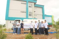 Keterangan foto : Pose bersama Usai penyerahan bantuan CSR berupa Satu Unit mobil Tangki Air  dari pihak Bank BRI Cabang Kefamenanu Kepada pihak Unimor (Foto : Yuven Abi/Savana Paradise.com)