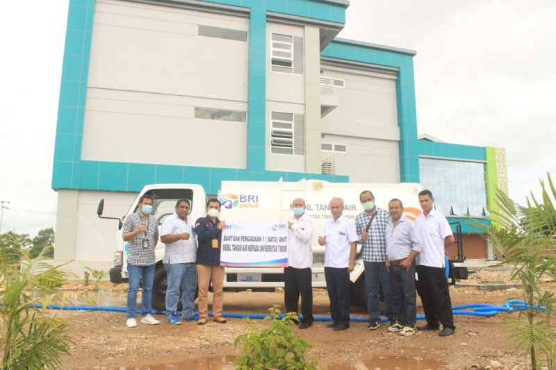 Keterangan foto : Pose bersama Usai penyerahan bantuan CSR berupa Satu Unit mobil Tangki Air  dari pihak Bank BRI Cabang Kefamenanu Kepada pihak Unimor (Foto : Yuven Abi/Savana Paradise.com)