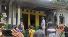 Keterangan foto : Bupati TTU, Drs. Djuandi David sedang memantau pelaksanaan pilot project program bantuan rumah tidak layak huni di kelurahan Aplasi, kecamatan Kota Kefamenanu (Foto : Yuven Abi/Savana paradise.com)
