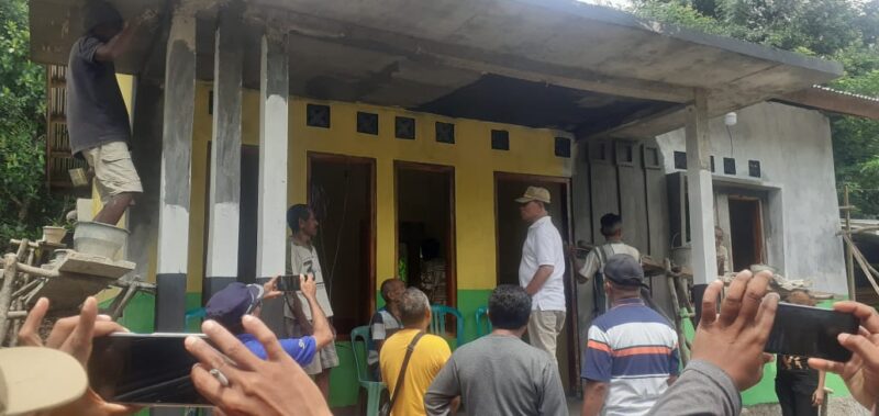Keterangan foto : Bupati TTU, Drs. Djuandi David sedang memantau pelaksanaan pilot project program bantuan rumah tidak layak huni di kelurahan Aplasi, kecamatan Kota Kefamenanu (Foto : Yuven Abi/Savana paradise.com)
