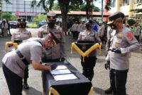 Kapolda NTT Irjen Pol. Drs. Setyo Budiyanto, S.H., M.H. menyaksikan Penandatanganan Berita acara Serah terima Jabatan 11 Kapolres dalam lingkup Polda NTT (Foto : Dok. Humas Polda NTT)