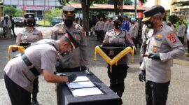 Kapolda NTT Irjen Pol. Drs. Setyo Budiyanto, S.H., M.H. menyaksikan Penandatanganan Berita acara Serah terima Jabatan 11 Kapolres dalam lingkup Polda NTT (Foto : Dok. Humas Polda NTT)