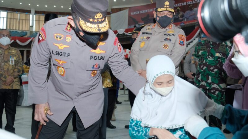 Kapolri Jenderal Listyo Sigit Prabowo saat meninjau akselerasi vaksinasi serentak di Banjarmasin, Kalimantan selatan (Foto : Dok. Humas Polri)