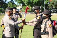 Kapolda NTT, Irjen Pol Setyo Budiyanto, menyerahkan Bendera merah Putih kepada perwakilan Bintara remaja (Foto : Dok. Humas Polda NTT)