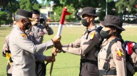 Kapolda NTT, Irjen Pol Setyo Budiyanto, menyerahkan Bendera merah Putih kepada perwakilan Bintara remaja (Foto : Dok. Humas Polda NTT)