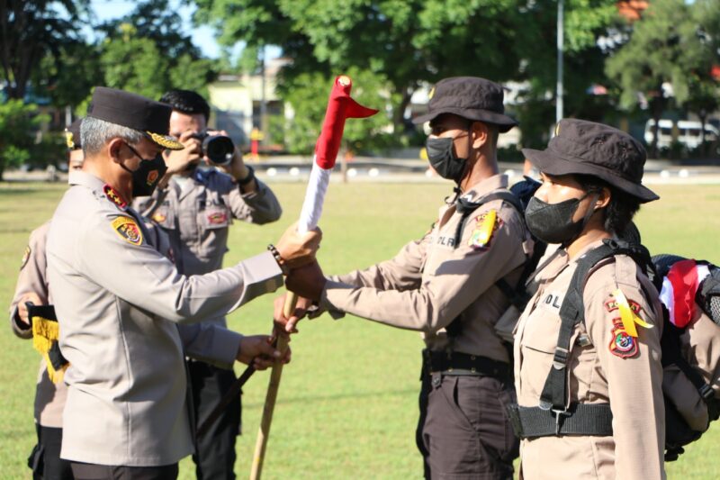 Kapolda NTT, Irjen Pol Setyo Budiyanto, menyerahkan Bendera merah Putih kepada perwakilan Bintara remaja (Foto : Dok. Humas Polda NTT)