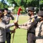 Kapolda NTT, Irjen Pol Setyo Budiyanto, menyerahkan Bendera merah Putih kepada perwakilan Bintara remaja (Foto : Dok. Humas Polda NTT)