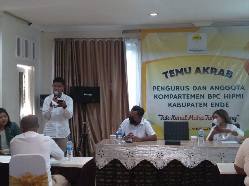 Ketua BPC HIPMI Kabupaten Ende, Try Cahyadi Mochdar saat memberikan sambutan pada kegiatan Temu Akbar di Hotel Silva Ende (Foto: Chen Rasi/Savanaparadise.com)