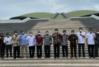 12 Pimpinan Daerah di NTT Saat foto bersama di depan kantor DPR RI (Foto: Istimewa)
