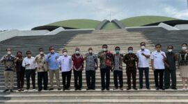 12 Pimpinan Daerah di NTT Saat foto bersama di depan kantor DPR RI (Foto: Istimewa)