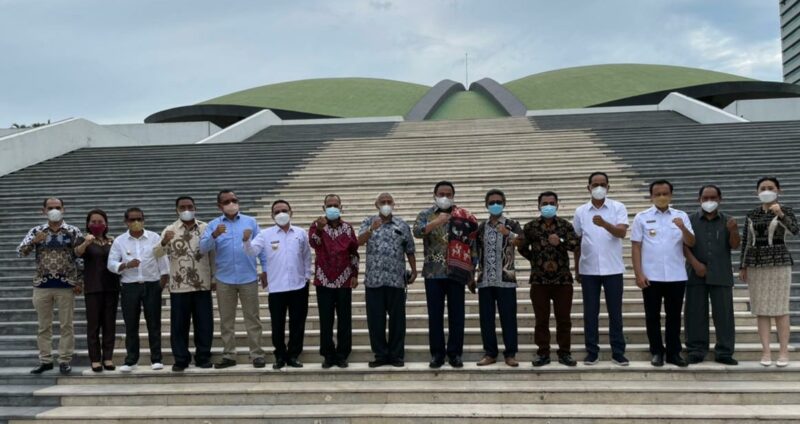 12 Pimpinan Daerah di NTT Saat foto bersama di depan kantor DPR RI (Foto: Istimewa)