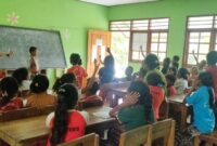 Anggota Satgas Yonif 743 Pos Nilulat sedang memberikan pelajaran Bahasa Inggris bagi Siswa/siswa SD Tubu, Kecamatan Bikomi Nilulat, TTU (Foto : Dok. Satgas Pamtas RI-RDTL Pos Nilulat)