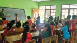 Anggota Satgas Yonif 743 Pos Nilulat sedang memberikan pelajaran Bahasa Inggris bagi Siswa/siswa SD Tubu, Kecamatan Bikomi Nilulat, TTU (Foto : Dok. Satgas Pamtas RI-RDTL Pos Nilulat)