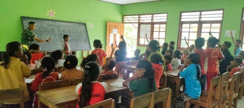 Anggota Satgas Yonif 743 Pos Nilulat sedang memberikan pelajaran Bahasa Inggris bagi Siswa/siswa SD Tubu, Kecamatan Bikomi Nilulat, TTU (Foto : Dok. Satgas Pamtas RI-RDTL Pos Nilulat)