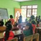 Anggota Satgas Yonif 743 Pos Nilulat sedang memberikan pelajaran Bahasa Inggris bagi Siswa/siswa SD Tubu, Kecamatan Bikomi Nilulat, TTU (Foto : Dok. Satgas Pamtas RI-RDTL Pos Nilulat)