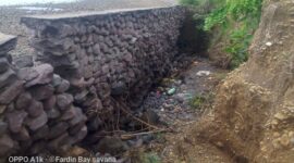 Kondisi badan jalan di Desa Tonggo, Kecamatan Nangaroro, Kabupaten Nagekeo, akibat abrasi (Foto: Fardyn Bay/Savanaparadise.com)