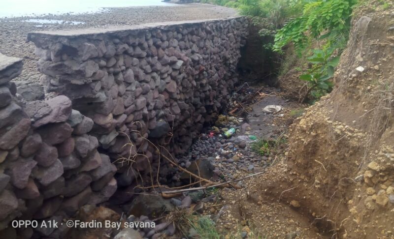 Kondisi badan jalan di Desa Tonggo, Kecamatan Nangaroro, Kabupaten Nagekeo, akibat abrasi (Foto: Fardyn Bay/Savanaparadise.com)