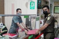 Kasi Pidsus Kejari TTU, Andre P. Keya, SH, saat menyerahkan berkas perkara Puskesmas Inbate Ke pengadilan Tipikor pada Pengadilan negeri Kupang ( Foto : Dok. Kejari TTU)