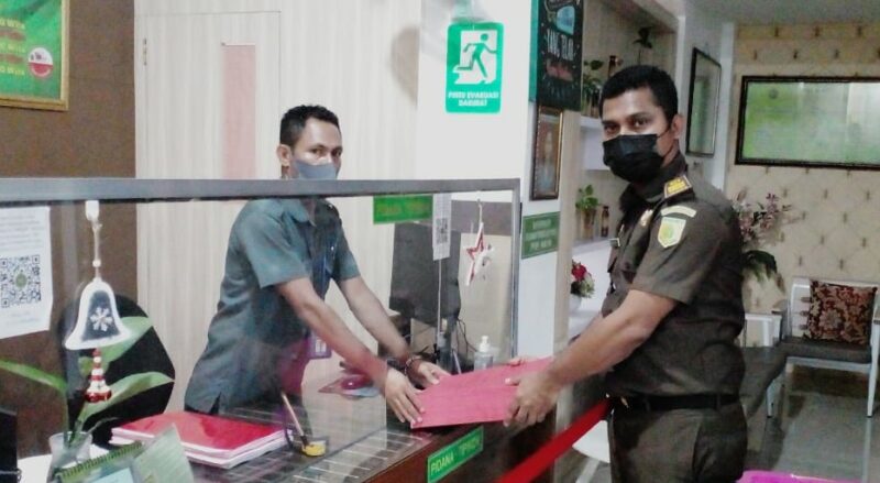 Kasi Pidsus Kejari TTU, Andre P. Keya, SH, saat menyerahkan berkas perkara Puskesmas Inbate Ke pengadilan Tipikor pada Pengadilan negeri Kupang ( Foto : Dok. Kejari TTU)
