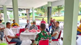 Suasana coffe morning antara Dandim 1618/TTU, Letkol Arm.Laode Irwan Halim bersama Insan pers (Foto : Yuven Abi/Savanaparadise.com)