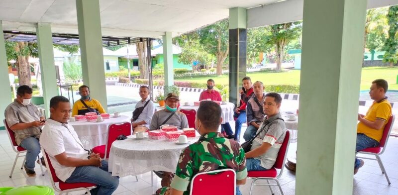 Suasana coffe morning antara Dandim 1618/TTU, Letkol Arm.Laode Irwan Halim bersama Insan pers (Foto : Yuven Abi/Savanaparadise.com)