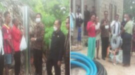 Bupati Sabu Raijua, Nikodemus Rihi Heke saat menyerahkan bantuan kepada warga di Desa Pedarro (Foto: Dule Dubu/Savanaparadise.com)