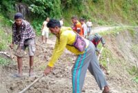 Warga Dusun Kabaro Gagaria sedang gotong royong membersihkan material longsor (Foto: Chen Rasi/Savanaparadise.com)