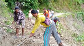 Warga Dusun Kabaro Gagaria sedang gotong royong membersihkan material longsor (Foto: Chen Rasi/Savanaparadise.com)