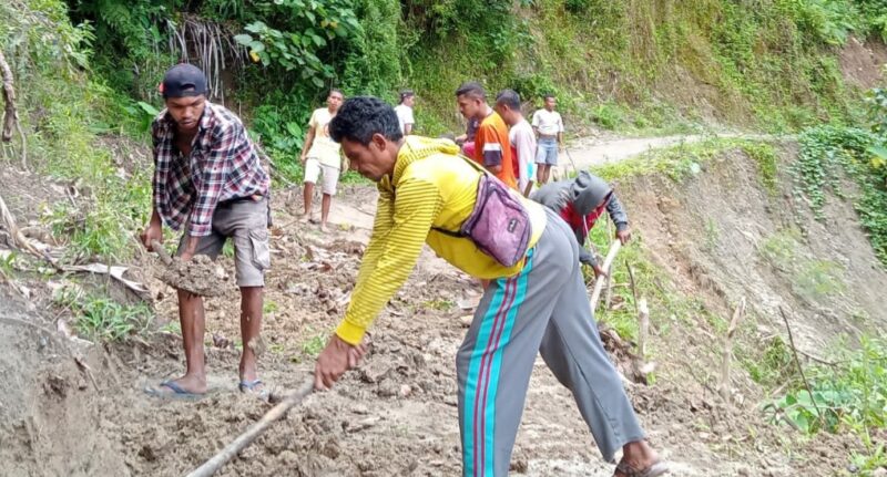 Warga Dusun Kabaro Gagaria sedang gotong royong membersihkan material longsor (Foto: Chen Rasi/Savanaparadise.com)