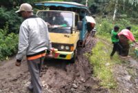 Para Penumpang dari Desa Kelikilu rela turun dari dump truck akibat jalan berlumpur sehingga mobil tertanam. (Foto: Chen Rasi/Savanaparadise.com)
