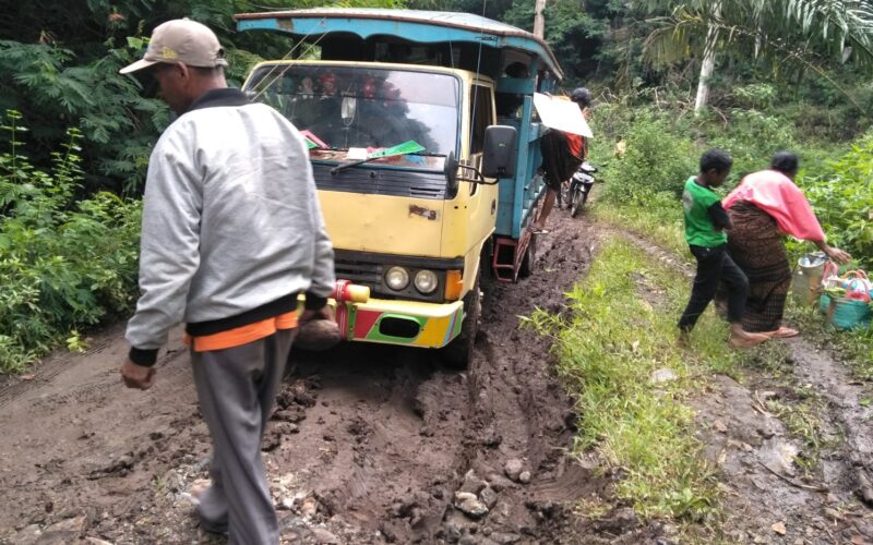 Para Penumpang dari Desa Kelikilu rela turun dari dump truck akibat jalan berlumpur sehingga mobil tertanam. (Foto: Chen Rasi/Savanaparadise.com)