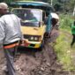 Para Penumpang dari Desa Kelikilu rela turun dari dump truck akibat jalan berlumpur sehingga mobil tertanam. (Foto: Chen Rasi/Savanaparadise.com)