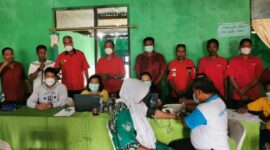 Pelaksanaan vaksinasi masal oleh DPC PDIP Sumba tengah di Wendewa Utara, Kecamatan Mamboro (foto : Umbu Sorung/Savana paradise.com)