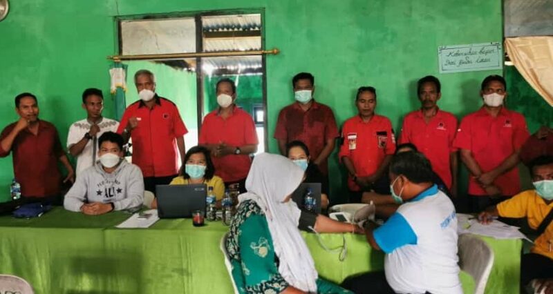 Pelaksanaan vaksinasi masal oleh DPC PDIP Sumba tengah di Wendewa Utara, Kecamatan Mamboro (foto : Umbu Sorung/Savana paradise.com)