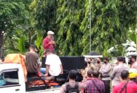 Massa aksi dari Aliansi Masyarakat Bersih Kabupaten Ende sedang berunjuk rasa di depan Kantor DPRD Kabupaten Ende, Kamis 24 Februari 2022 (Foto: Chen Rasi/Savanaparadise.com)