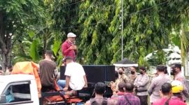 Massa aksi dari Aliansi Masyarakat Bersih Kabupaten Ende sedang berunjuk rasa di depan Kantor DPRD Kabupaten Ende, Kamis 24 Februari 2022 (Foto: Chen Rasi/Savanaparadise.com)