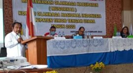 Keterangan foto : Ketua KONI Demisioner Raymjndus Sau Fernandez, saat memberikan sambutan pada ceremoni pembuka MUSORKAB KONI TTU Tahun 2022 (Foto : Yuven Abi/Savana paradise.com)