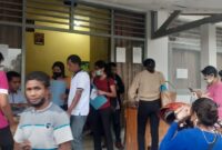 Keterangan foto : Para calon PTT yang namanya tak tercantum dalam pengumuman hasil seleksi administrasi tampak memberi sanggahan di kantor BKDPSMD TTU (Foto : Yuven Abi/Savana paradise.com)
