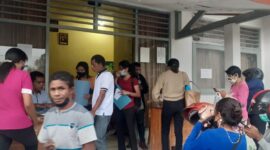 Keterangan foto : Para calon PTT yang namanya tak tercantum dalam pengumuman hasil seleksi administrasi tampak memberi sanggahan di kantor BKDPSMD TTU (Foto : Yuven Abi/Savana paradise.com)
