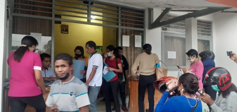 Keterangan foto : Para calon PTT yang namanya tak tercantum dalam pengumuman hasil seleksi administrasi tampak memberi sanggahan di kantor BKDPSMD TTU (Foto : Yuven Abi/Savana paradise.com)
