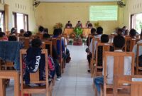 DPMD Sedang memberikan sosialisasi tentang APBDes di Kecamatan Hawu Mehara (Foto: Dule Dubu/Savanaparadise.com)
