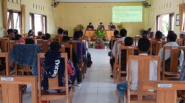 DPMD Sedang memberikan sosialisasi tentang APBDes di Kecamatan Hawu Mehara (Foto: Dule Dubu/Savanaparadise.com)