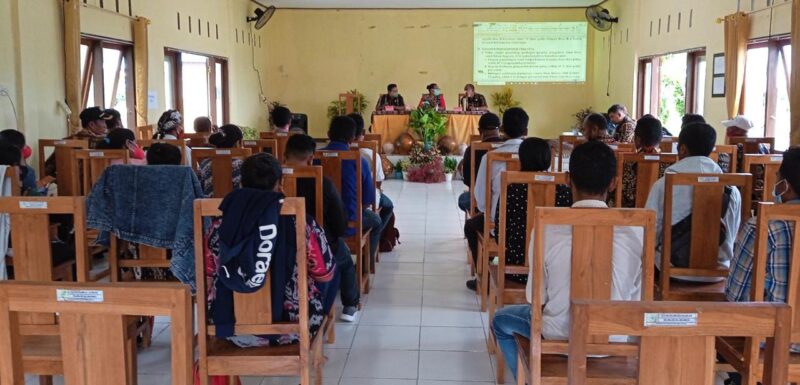DPMD Sedang memberikan sosialisasi tentang APBDes di Kecamatan Hawu Mehara (Foto: Dule Dubu/Savanaparadise.com)